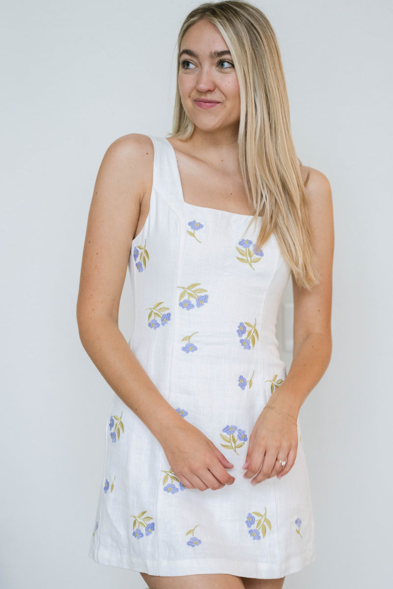 delicate graduation dresses for senior photos