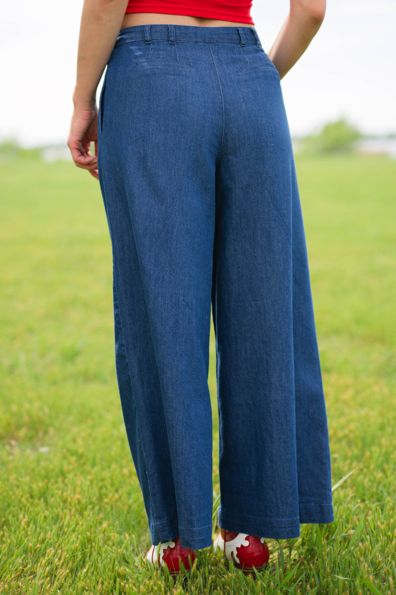 Dramatic pleated jeans with wide leg